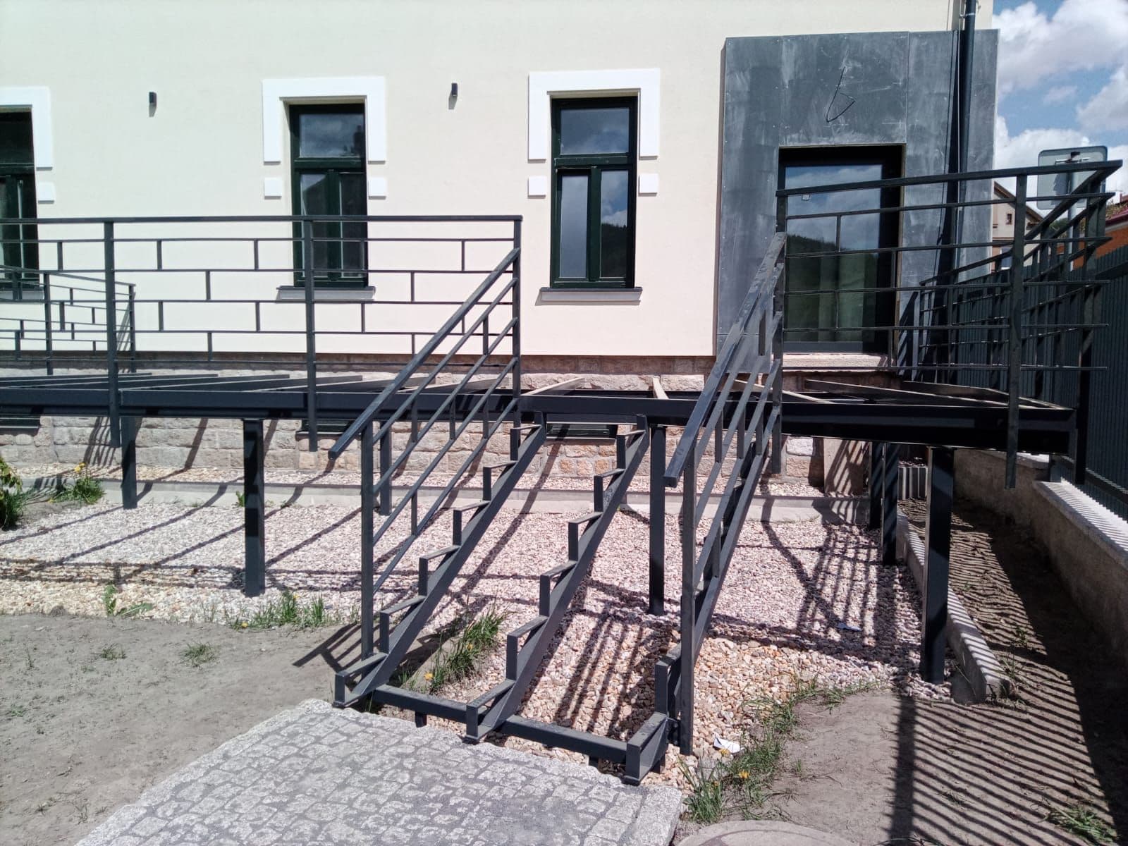 Venkovní ocelová konstrukce se schodištěm u budovy