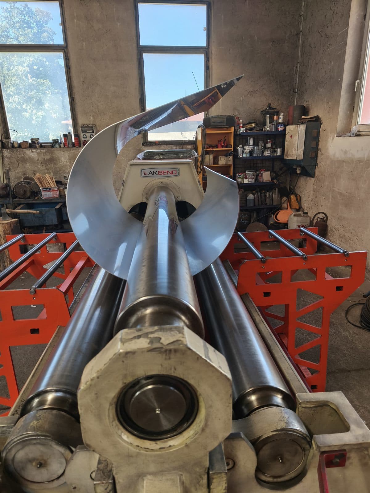 Detail zakružovačky profilů — profil stočený do spirály